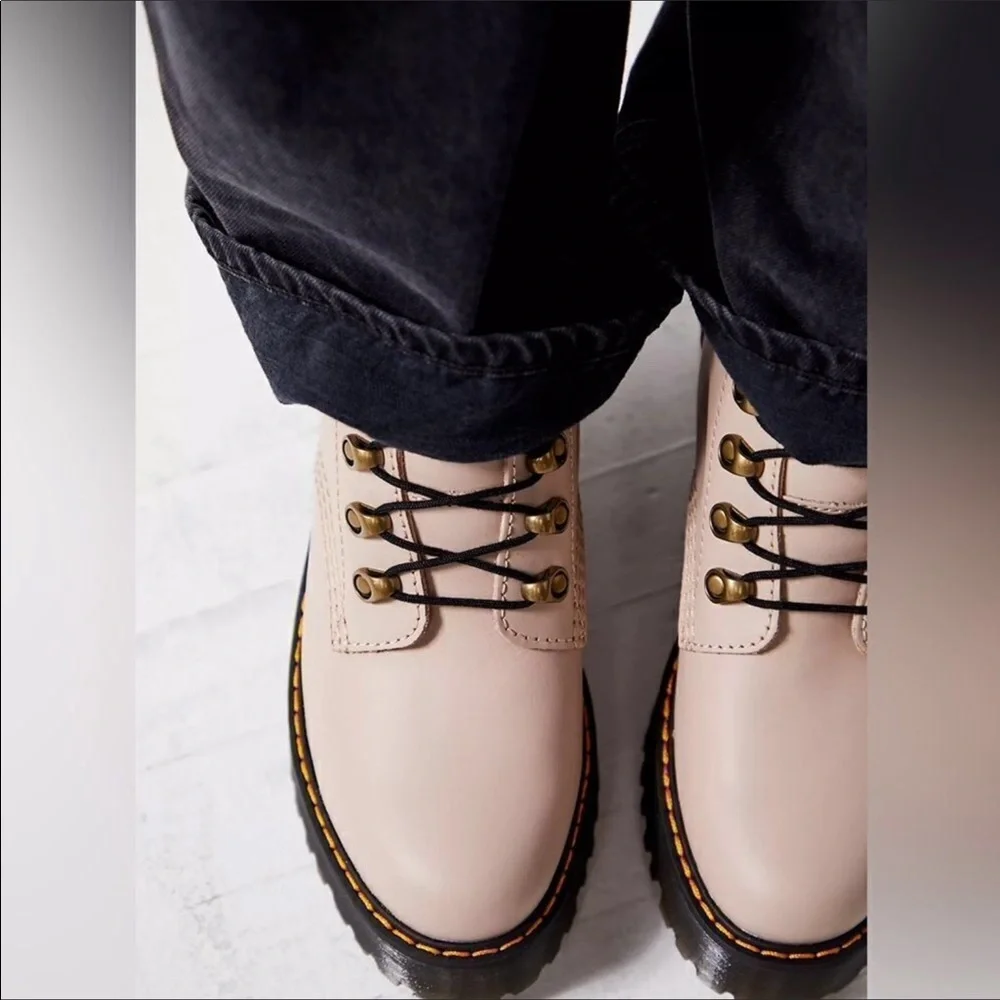 Dr. Martens Leona boots